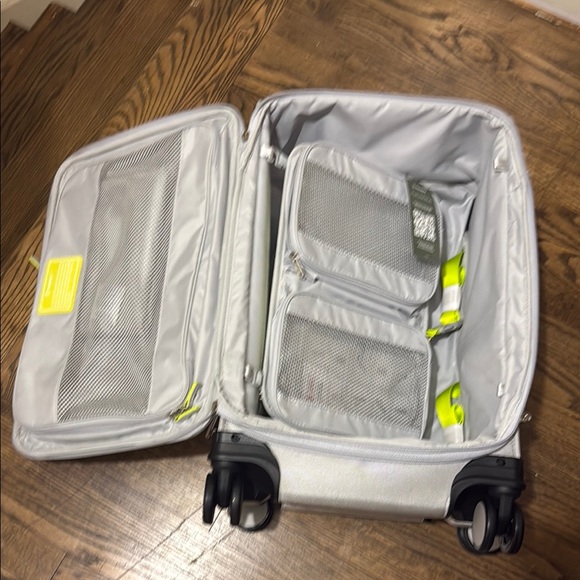 TravelPro Silver Carry-On Spinner Suitcase - new with tags - Picture 3 of 5